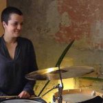 Sofia Borges am Schlagzeug