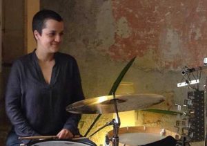 Sofia Borges am Schlagzeug